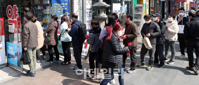 [포토]내일부터'마스크 5부제'시행…휴일 약국 분주