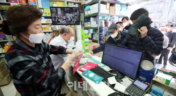 [포토]5개입 마스크를 2장씩 낱장으로 재포장하는 약국들