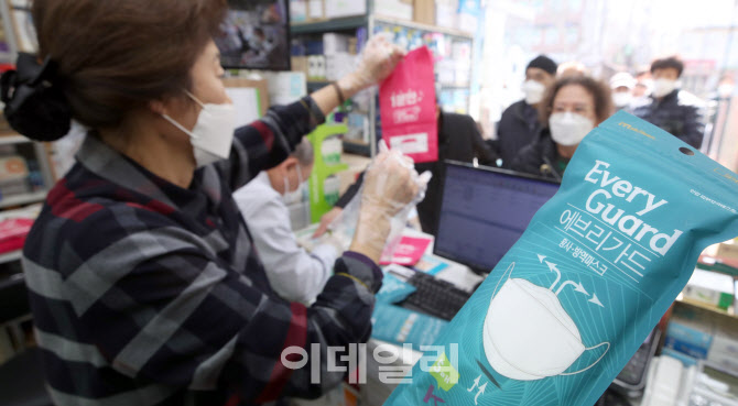 [포토]마스크5부제로, 개입 마스크를 2장씩 낱장으로 재포장하는 약국들