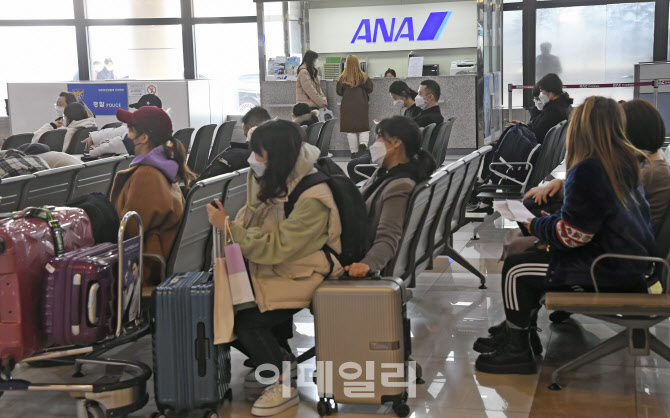 [포토]"시행전에 나가자" 日 입국제한에 유학생·취업자 출국 몰려