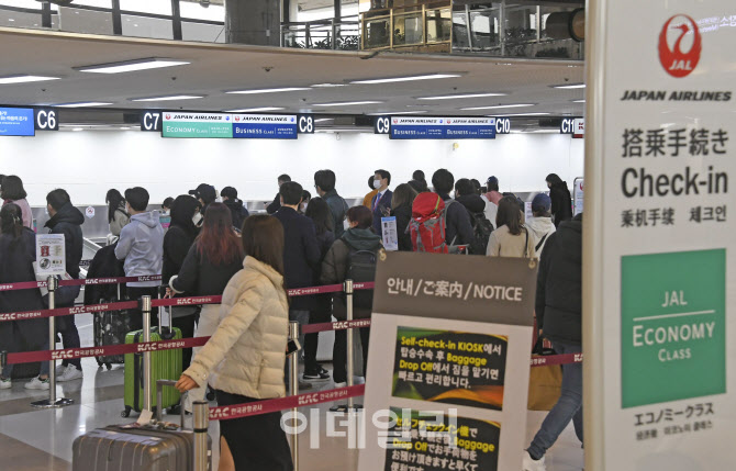 [포토]日 입국제한에 유학생·취업자 출국 몰려