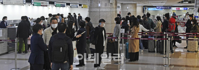 [포토]급히 한국 빠져나가는 일본행 승객들