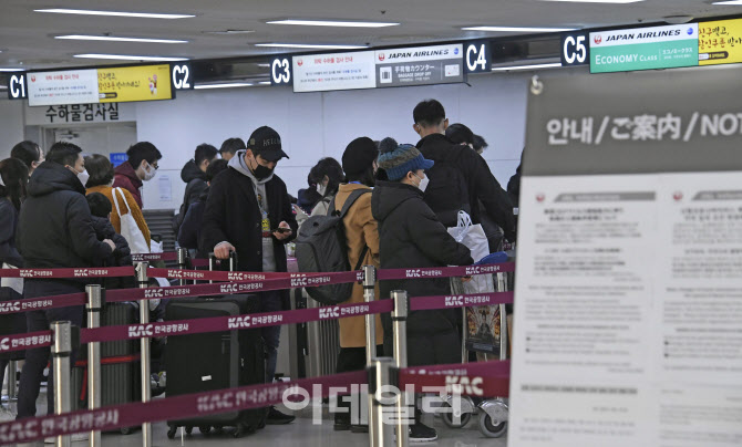 [포토]일본행 입국제한조치 하루 앞둔 김포공항