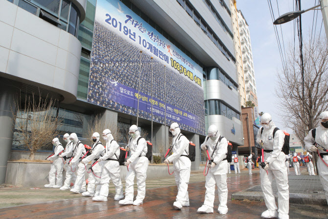“치료센터 입소 안 할래”…대구 신천지 확진자, 난동 후 도주
