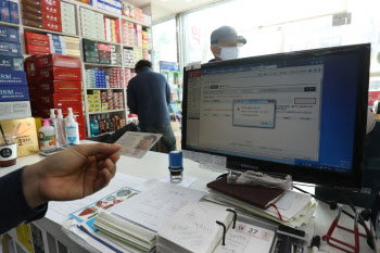 마스크 5부제 시행 첫날                                                                              