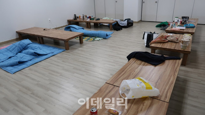 방호복 찢기고 숙소는 장례식장…경북 간호 환경 열악