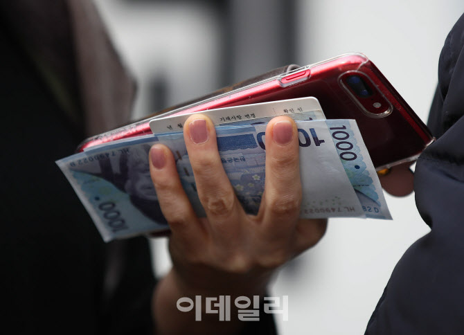 [포토]마스크 5부제, '주민등록증은 필수'