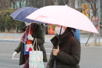 내일(10일) 출근길 우산 챙기세요…경기남부·충청 미세먼지 `나쁨`