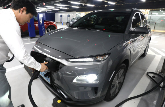 유가 폭락에 전기차 인기 시들?…배터리·테슬라株 하락