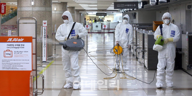 [포토]한국공항공사, 김포공항 국제선 방역소독 철저