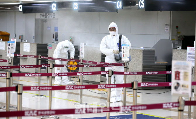[포토]한국공항공사, 김포공항 국제선 방역소독 실시