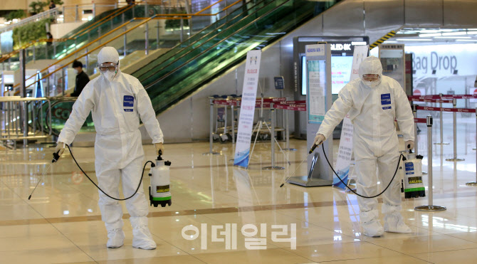 [포토]코로나19로부터 안전한 공항을 위해 꼼꼼히 소독중