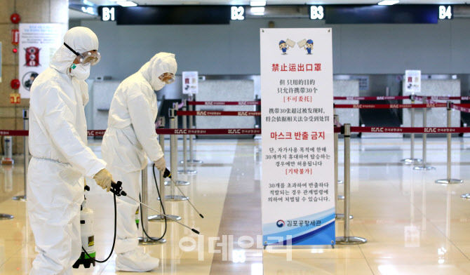 [포토]코로나19로부터 안전한 공항을 위해 방역하는 관계자들