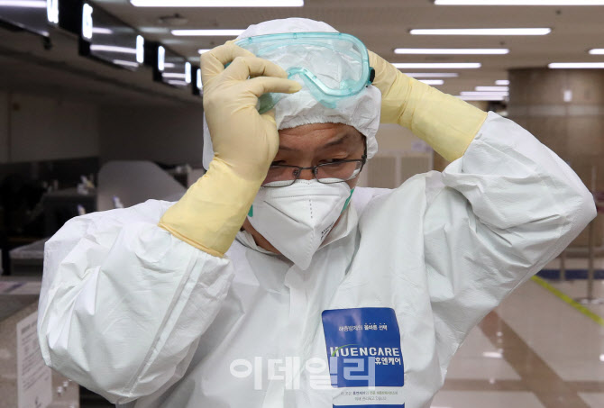 [포토]방역전 완전무장은 필수