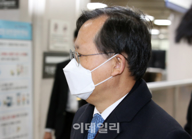 [포토]사법행정권 남용 속행 공판 출석하는 박병대 전 대법관