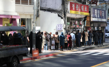 공적마스크 `들쑥날쑥 판매시간` 통일…보완대책 찾는 자치구들