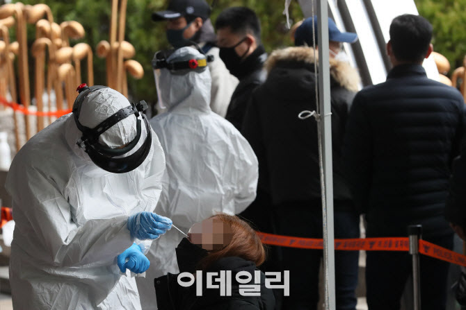 여의도 곳곳 다닌 ‘녹즙 배달원’ 확진…구로 콜센터서 ‘투잡’