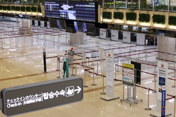 '코로나 쇼크' 김포공항 국제선 전멸…국내선은 정상운영