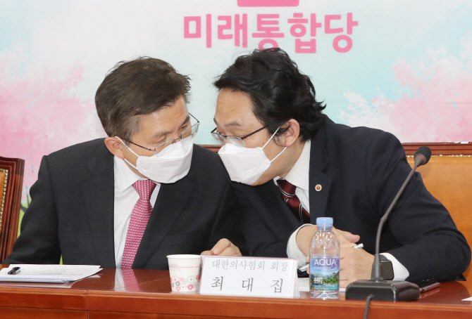 의협회장 "수도권 코로나19 집중 검사해 확산속도 늦춰야"