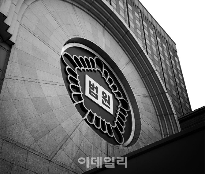 '유튜버 흉기폭행' 50대 남성, 징역 7년 선고…공범 행방은 오리무중