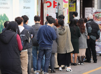 '마스크 5부제' 닷새째…살 수 있지만 사기는 어렵다