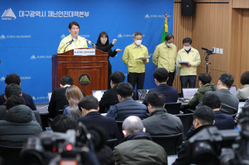 권영진 "신천지라는 급한 불 꺼…눈에 보이지 않는 감염과 싸워야"(속보)