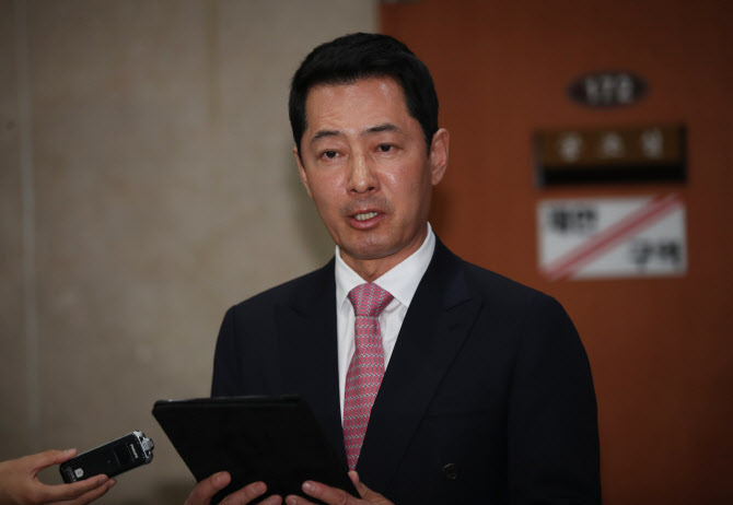 반나절새 출마선언→공천취소 최홍 "불법결정 번복하라"
