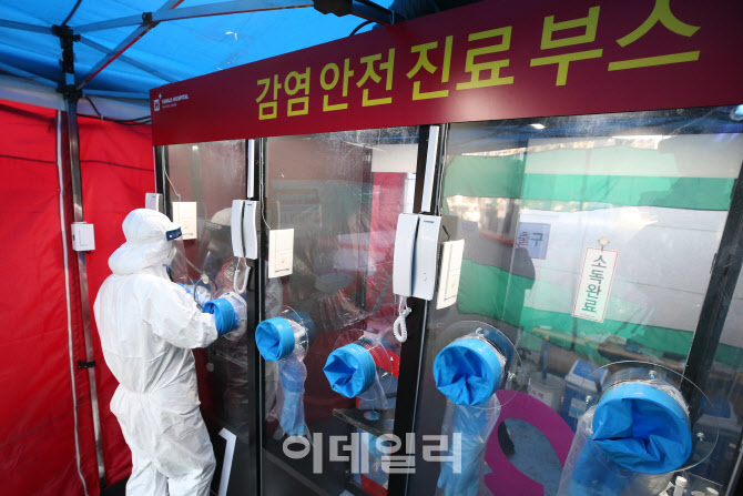 [포토]검체 채취하는 의료진