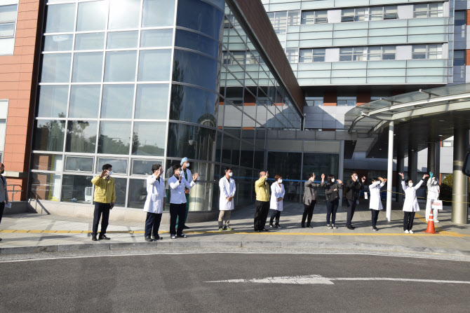 근로복지공단 창원병원, 코로나19 확진자 26명 완치 퇴원