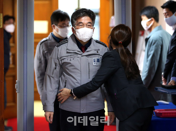 [포토]국무회의 앞두고 보안검색 이루어지는 정부서울청사