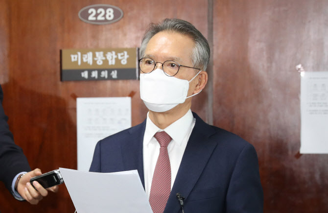 김형오 "朴, 의로운 결정..뜻 저버리지 않을 것"