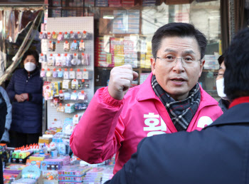 "장사 너무 안된다"…종로 찾은 黃에 상인 절규