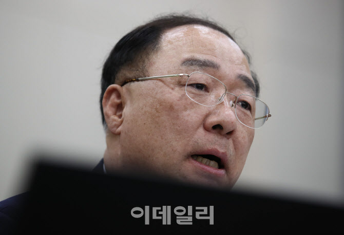 홍남기 "선물환 포지션 규제한도 25% 상향…시장안정 기대"