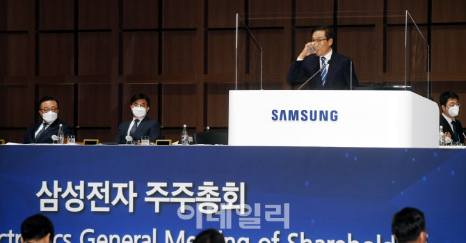 [포토]물 마시는 김기남 삼성전자 대표이사 부회장