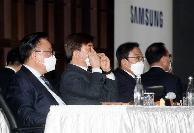 [포토]고동진-김현석- 김기남 대표이사, 삼성전자 주총 참석