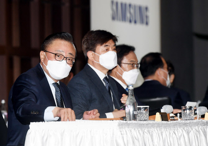 [포토]삼성전자 주총 참석한 고동진-김현석- 김기남 대표이사