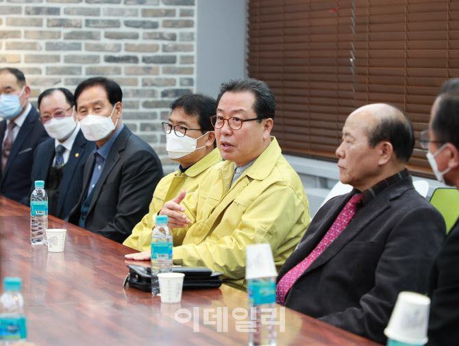 [포토]남양주기독교총연합회에 교회 집회 예배 자제를 요청하는 조광한 시장