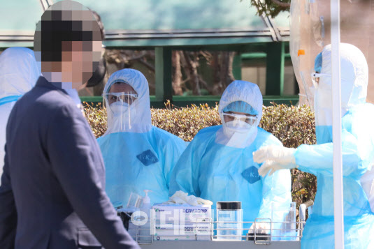 코로나 특효약 둔갑한 소금물 가글…전염병보다 무서운 `인포데믹`