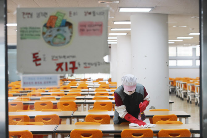 서울시·교육청, 개학연기 장기화에 학교 방역에 10억 추가 투입