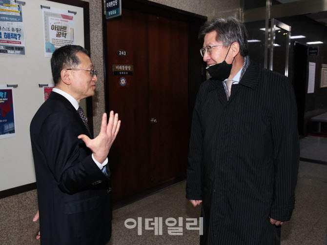 [포토]박형준 선대위원장과 대화하는 김재경 의원