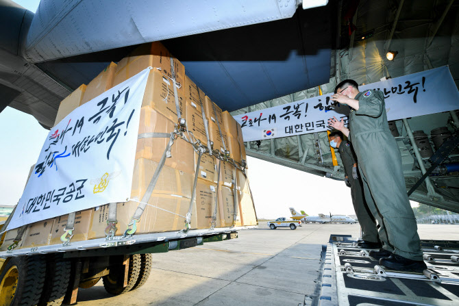 [포토] 공군, C-130J 수송기로 방역물자 긴급 수송