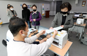 '1만7800개 투표소 방역'…선관위 "총선때 안심하고 투표하세요"