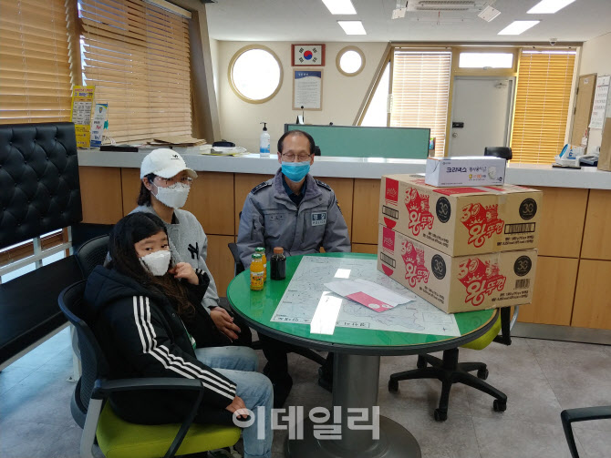"용돈 모아 산 마스크, 어려운 이웃에"…파출소 찾은 따뜻한 손길