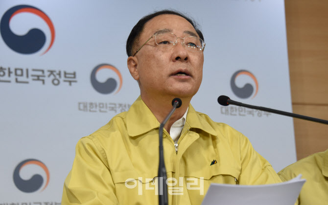 외신 만나 '교토삼굴' 언급한 홍남기…"방역·경제 대응 韓성공모델 공유"