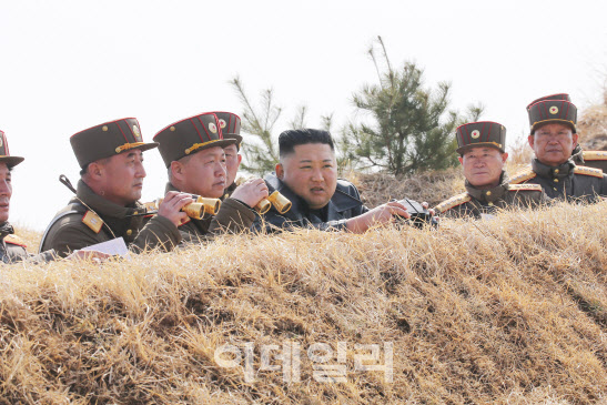 평양 돌아온 北김정은, 12일만에 또 쐈다…올해 5차례 군사행보