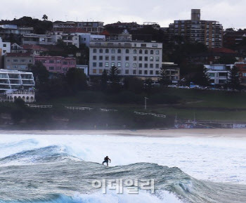 ‘코로나19’에도 해수욕 즐긴 호주 시드니 해변..결국 폐쇄