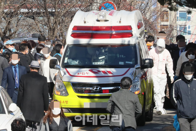 [포토]경찰과 신도들의 대치 끝에 등장한 구급차