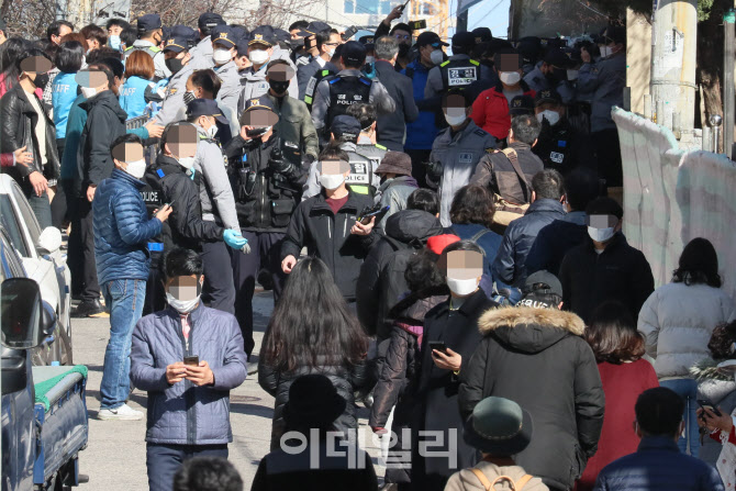 [포토]교회로 향하는 신도들과 철수하는 경찰