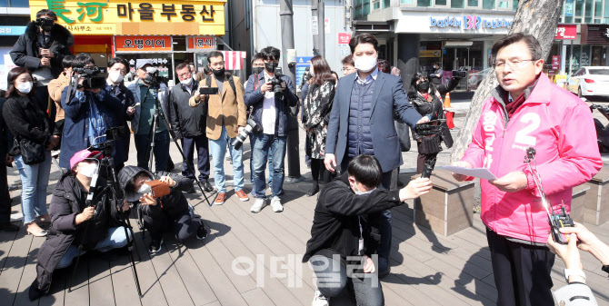 [포토]지하철-주차문제 등 교통 환경 문제 해결 관련 공약 발표하는 황교안 대표