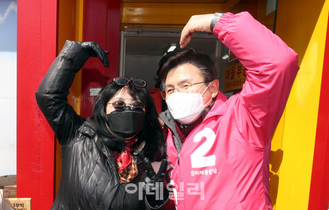 [포토]평창동 주민들 만나는 황교안 대표